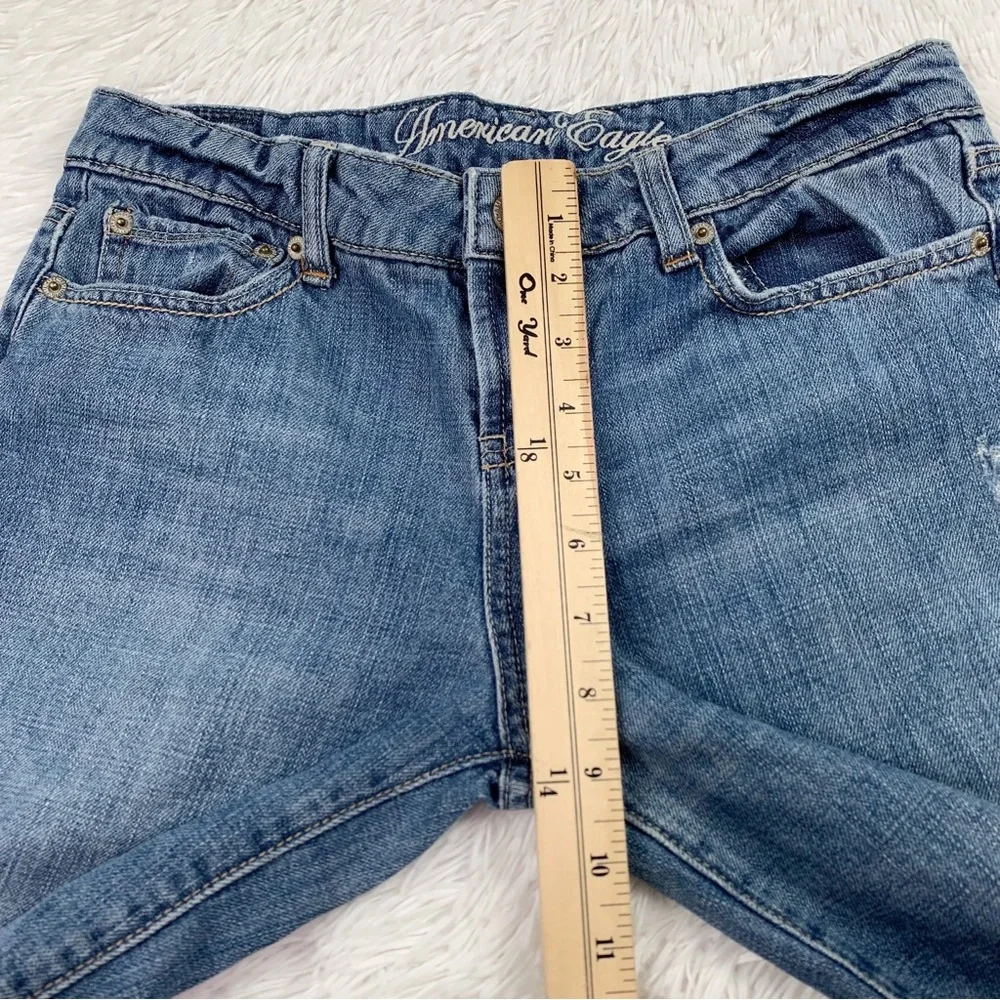 American Eagle women size 4 Short low rise original‎ 77 jeans in blue